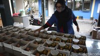 Makanan yang disediakan bagi pasien COVID-19 akan dikemas dalam kardus dengan standar khusus untuk meminimalkan kontak dengan pasien.  