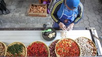 Pemerintah menyediakan dana Rp 20.000 untuk sekali makan dan Tagana menyiapkan set menu tinggi kalori dan protein untuk pasien COVID-19 yang menjalani isolasi.  