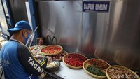 Dapur umum Tagana Kota Yogyakarta tersebut membuat makanan dan minuman untuk pasien OTG COVID-19 yang dirawat di Shelter Rusunawa Bener, Yogyakarta.  