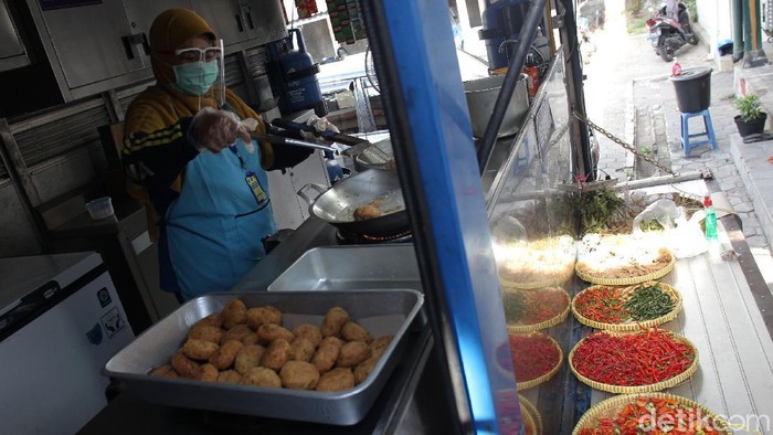 Sibuknya Dapur Umum Tagana Jogja Untuk Pasien OTG Corona Dinas Sosial Kota Yogyakarta memusatkan dapur umum untuk pemenuhan kebutuhan penghuni Shelter penanganan pasien OTG COVID-19 di Posko Tagana Yogyakarta.