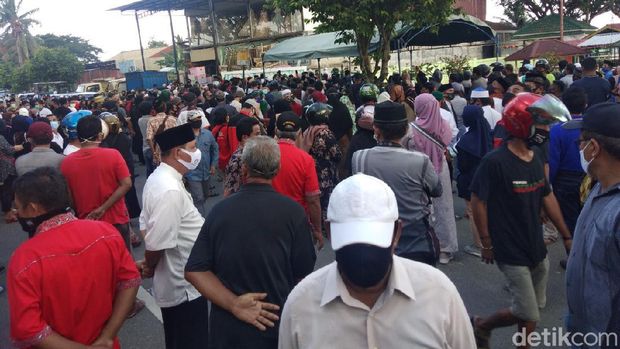 Suasana pemakaman Cawalkot Bontang Adi Darma yang positif COVID-19 di TPU Bontang Kuala.