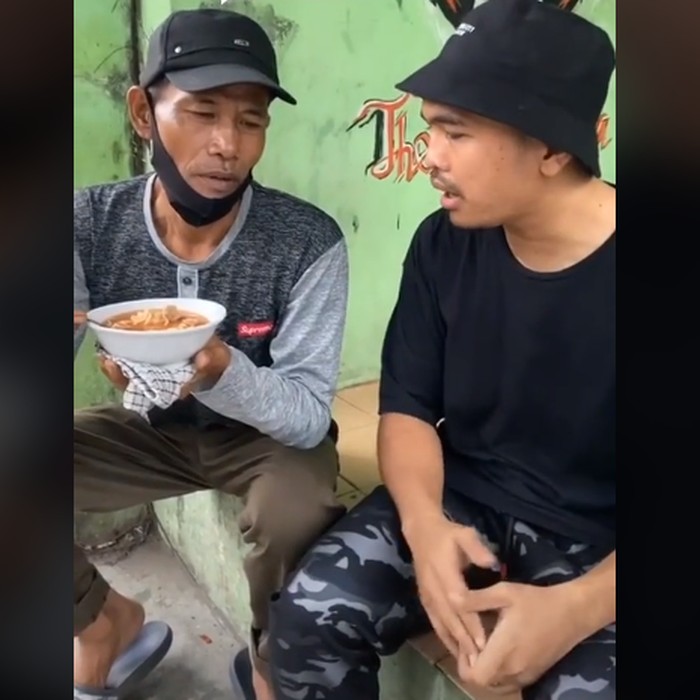 Tak Laku-laku, Penjual Bakso Ini Makan Dagangannya Sendiri