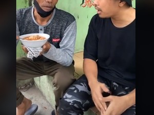 Tak Laku-laku, Penjual Bakso Ini Makan Dagangannya Sendiri