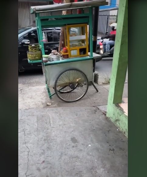 Tak Laku-laku, Penjual Bakso Ini Makan Dagangannya Sendiri