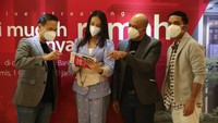 (Ki-ka) Director of Payment, Fintech and Virtual Products Bukalapak Victor Lesmana, Influencer Anya Geraldine, EVP Consumer Loans Bank Mandiri Ignatius Susatyo Wijoyo, dan Presenter Indra Herlambang sedang berbincang sebelum sebuah talkshow virtual di Jakarta, Kamis (1/10).