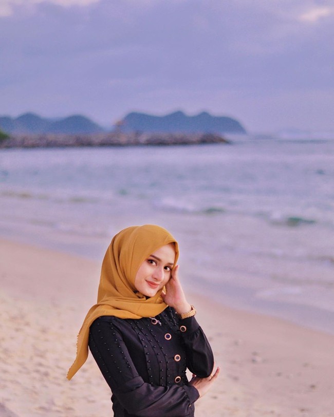 Karena dulu aku tuh sempat kecewa dan stres banget gitu. Dulu emang aku super gemuk banget, diledekin sama teman-teman aku. Dikatain, dibully. Sakit sih tapi aku sabar. Dan makin lebih sakitnya lagi aku itu ditinggal nikah sama pacar aku, kata Tary, Rabu (30/9/2020). Foto: Instagram @tarysyhntya