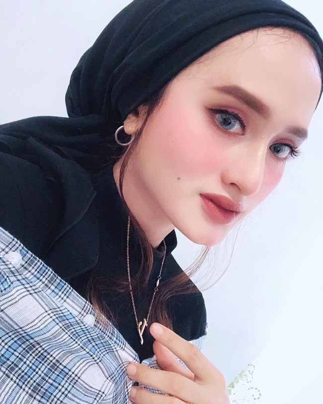 Setelah ditinggal menikah mantan pacarnya, Tary kembali berpacaran dengan seorang pria. Namun lagi-lagi percintaannya kandas karena berat badan pada 2019. Sang kekasih sudah beberapakali selingkuh darinya. Dianya malu ternyata pacaran sama aku, gara-gara aku kayak mama-mama katanya. Nggak tahu deh gimana, kecewa sakit hati campur aduk deh, ujarnya. Foto: Instagram @tarysyhntya