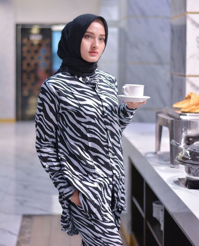 Dulu aku gemuk banget, super gemuk, berat badanku 80 kg. Gendut, bulat, hitam dan dekil. Dan aku sempat punya kekasih. Dan aku pernah diselingkuhi. Dan lebih sakitnya aku pernah ditinggal nikah. Setelah dari situ aku mulai sadar dan bangkit. Dan akhirnya aku bisa turinin berat badan aku 30 kg hanya dalam 5 bulan saja, tulis @tarysyhntya di TikTok. Hingga Rabu (30/9/2020) video Tary tersebut sudah ditonton lebih dari 746 ribu Views, mendapat 22 ribu Likes dan 1.113 komentar di TikTok. Foto: Instagram @tarysyhntya