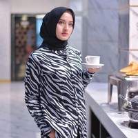 Dulu aku gemuk banget, super gemuk, berat badanku 80 kg. Gendut, bulat, hitam dan dekil. Dan aku sempat punya kekasih. Dan aku pernah diselingkuhi. Dan lebih sakitnya aku pernah ditinggal nikah. Setelah dari situ aku mulai sadar dan bangkit. Dan akhirnya aku bisa turinin berat badan aku 30 kg hanya dalam 5 bulan saja, tulis @tarysyhntya di TikTok. Hingga Rabu (30/9/2020) video Tary tersebut sudah ditonton lebih dari 746 ribu Views, mendapat 22 ribu Likes dan 1.113 komentar di TikTok. Foto: Instagram @tarysyhntya