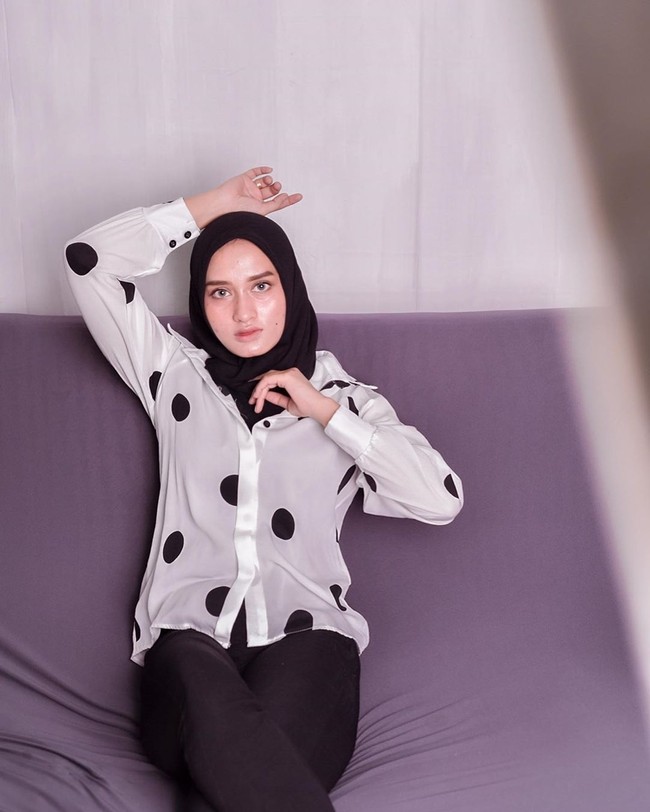 Ketika dihubungi Wolipop, Tary menanggapi video TikToknya yang viral. Dia mengaku awalnya hanya iseng mengedit foto-foto penampilannya dari saat masih gemuk hingga kini sudah turun 30 kg. Tary sendiri juga populer di Instagram dengan followers lebih dari 21 ribu.  Foto: Instagram @tarysyhntya