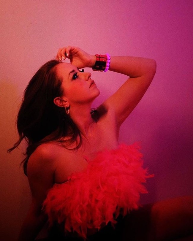 Mengenai tips awet muda, Tris pun menyarankan kepada para orang muda untuk merawat kulit sedini mungkin dan hidup sebahagia mungkin. Aku mulai memakai krim anti aging ketika berusia 21. Aku pikir itu sangat membantu untuk mulai menjaga diri sedini mungkin. Aku juga selalu menggunakan sunscreen. Dan aku tidak pernah merokok atau minum alkohol, Foto: Instagram @tris.marie