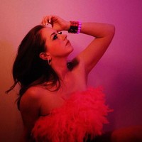 Mengenai tips awet muda, Tris pun menyarankan kepada para orang muda untuk merawat kulit sedini mungkin dan hidup sebahagia mungkin. Aku mulai memakai krim anti aging ketika berusia 21. Aku pikir itu sangat membantu untuk mulai menjaga diri sedini mungkin. Aku juga selalu menggunakan sunscreen. Dan aku tidak pernah merokok atau minum alkohol, Foto: Instagram @tris.marie