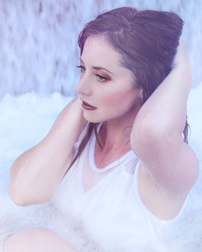 Ketika ditanya rahasianya, Tris mengaku memang selalu terlihat muda sejak dulu. Aku selalu terlihat lebih muda. Ketika aku muda orang-orang berkata mereka akan menghargai jika aku bisa tampak lebih tua dan itu adalah sebuah berkat. Aku tidak membencinya. Aku berterima kasih, kata ibu dari anak remaja berusia 18 tahun itu. Foto: Instagram @tris.marie