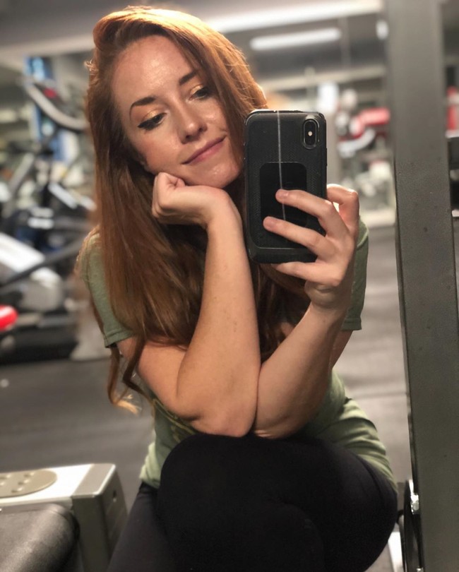 Tris Marie beberapa waktu lalu membuat video untuk mengungkap usia aslinya. Dalam video yang diposting di akun @therealtrismarie tersebut, ia menulis bahwa saat SMA, ia terlihat seperti anak kecil. Foto: Instagram @tris.marie