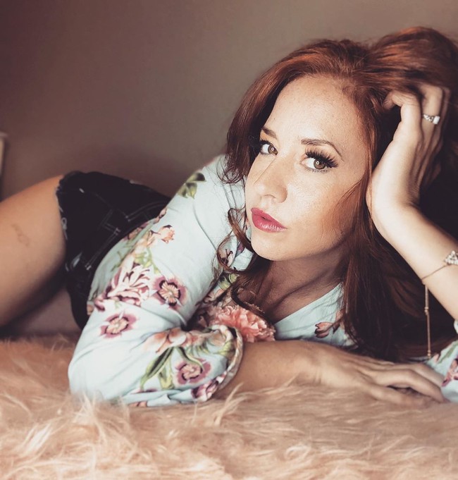 Kebanyakan orang menulis komentar bahwa mereka tidak percaya karena wajahnya tampak seperti mahasiswa berusia 20 tahunan. Banyak pula yang penasaran mengapa mereka yang masih muda bisa terlihat lebih tua dari aktris Xtreme Screams tersebut. Foto: Instagram @tris.marie