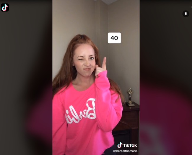 Tris Marie adalah seorang aktris AS yang belakangan beralih ke TikTok. Punya cukup banyak follower karena video-video kekiniannya. Tak disangka usianya sudah tidak bisa dibilang muda karena usianya sudah 40 tahun. Foto: TIkTok