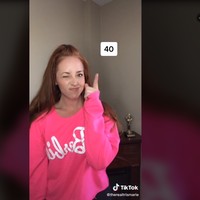 Tris Marie adalah seorang aktris AS yang belakangan beralih ke TikTok. Punya cukup banyak follower karena video-video kekiniannya. Tak disangka usianya sudah tidak bisa dibilang muda karena usianya sudah 40 tahun. Foto: TIkTok