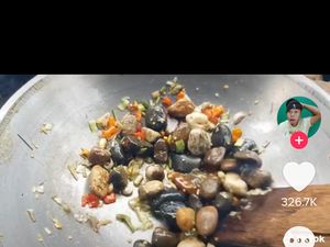 Tumis Batu Kali, Aksi Masak Pria Ini Justru Bikin Ngiler