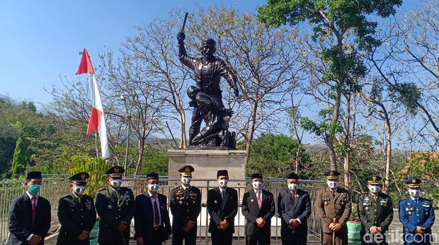 Monumen Kresek menjadi tanda kekejaman Partai Komunis Indonesia (PKI) pada 1948 di Madiun. Kala itu PKI membantai sejumlah tokoh dan ulama Madiun.