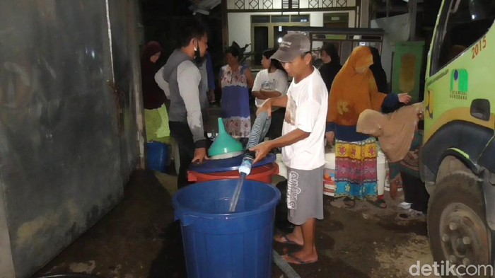 Warga Sumedang antre air bersih malam-malam