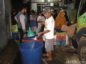 Kekeringan, Ratusan Warga Sumedang Rela Antre Air Bersih Malam-malam
