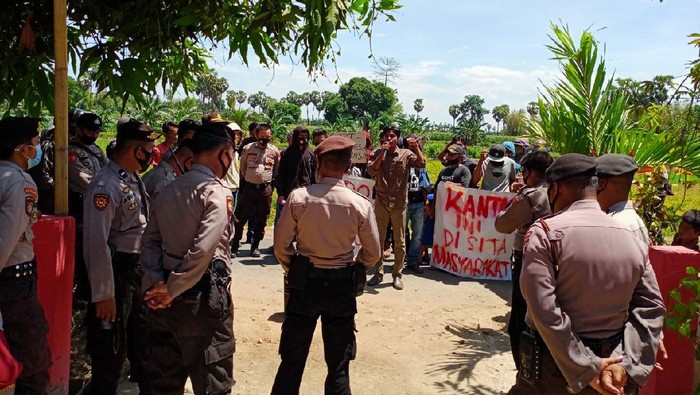 Warga geram setelah menerima kabar pelaksana tugas (Plt) Kades Tonasa, Hakim Daeng Sila, melakukan pesta minuman keras (miras) di kantornya.