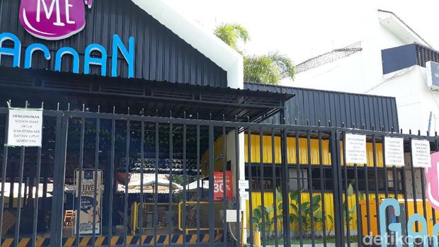 Warung mie yang seorang pegawainya terkena virus Corona di Yogyakarta, Kamis (1/10/2020). Warung ini ditutup dan pembelinya diminta isolasi mandiri,