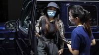 Para pengunjung yang melihat Mercedes SUV G350 juga memakai masker.