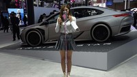 Blogger ini melepas masker saat merekam dirinya di Beijing Auto Show.