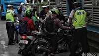 Polisi pun telah berupaya melakukan razia namun prilaku bikers tetap tidak jera, jagang dicontoh ya gaes!. Pradita Utama/detikcom.