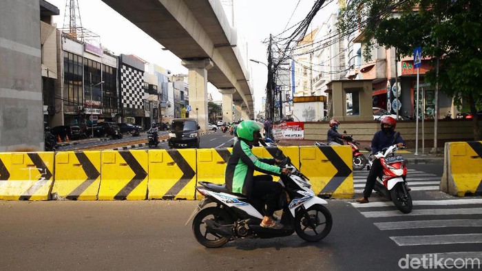Prilaku pengendera motor kini cukup meresahkan dari lawan arus sampai naik trotoar menjadi hal bisa yang sering kita temui di jalan raya, berikut potret urakan bikers di Jakarta.
