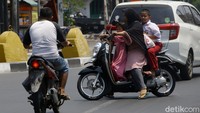 Boceng anak tanpa helm. Seorang ibu dan dua orang anakmya tidak menggunakan helm dan lawan arus di kawasan Pondok Labu, Jakarta Selatan. Grandyos Zafna/detikcom.  