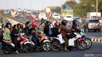 Kompak potong jalan dan lawan arah. Aksi bikers ini kompak melawan arus di flyover Klender Baru, Jakarta Timur. Selain membahayakan diri sendiri, aksi itu juga berbahaya bagi orang lain. Agung Pambudhy/detikcom.  