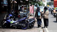 Parkir di trotoar. Sejumlah motor diparkir di trotoar jalan dan membuat pejalan kaki tidak bisa menikmati haknya di Kawasan Stasiun Karet, Tanah Abang, Jakarta Pusat. Rifkianto Nugroho/detikcom.  