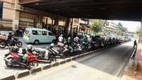 Cuek bebek dan parkir di tengah jalan. Bikers ojek online ini parkir sembarangan di tenggah Jalan Mangga Dua Raya, Jakarta Barat. Senin (8/7). Mereka parkir untuk sekedar mengambil barang di dalam mal hingga menunggu orderan. Rifkianto Nugroho/detikcom.  