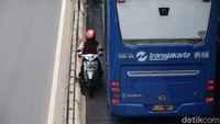 Punya jiwa nekat, pemotor melawan arah di jalur TransJakarta di Daan Mogot, Jakarta Barat, Senin (2/3). Rifkianto Nugroho/detikcom.