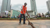Beberapa dari mereka memilih untuk sanksi sosial yaitu menyapu.