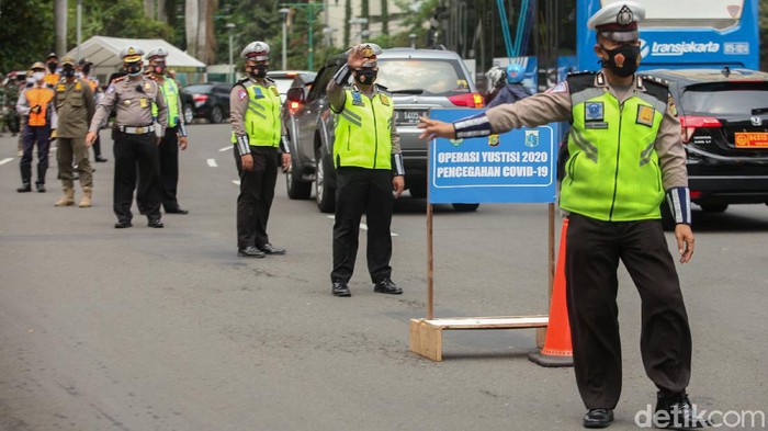 Operasi Yustisi gencar dilakukan untuk memastikan warga mematuhi protokol kesehatan. Di hari ke-18 total denda dari pelanggar mencapai Rp 2 miliar lho.