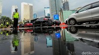 Sejumlah petugas gabungan menggelar operasi yustisi di Bunderan HI, Jakarta, Jumat (2/10/2020).