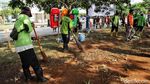TNI AL Gerebek Sampah dan Lumpur di Waduk Pluit