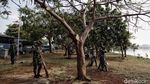 TNI AL Gerebek Sampah dan Lumpur di Waduk Pluit
