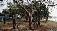 Sampah yang mengotori sekitar waduk disapu dan dibuang.