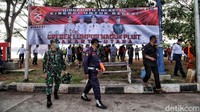 Gerebek sampah dan lumpur di Waduk Pluit ini untuk menyambut HUT ke-75 TNI.