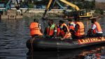 TNI AL Gerebek Sampah dan Lumpur di Waduk Pluit