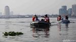 TNI AL Gerebek Sampah dan Lumpur di Waduk Pluit
