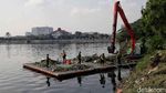 TNI AL Gerebek Sampah dan Lumpur di Waduk Pluit