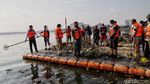 TNI AL Gerebek Sampah dan Lumpur di Waduk Pluit