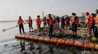 Aksi bersih-bersih ini bertema Gerebek Sampah dan Lumpur Waduk Pluit.