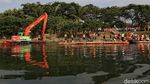 TNI AL Gerebek Sampah dan Lumpur di Waduk Pluit