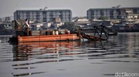 Aksi bersih-bersih sampah dan lumpur ini juga untuk mengantisipasi pendangkalan waduk.